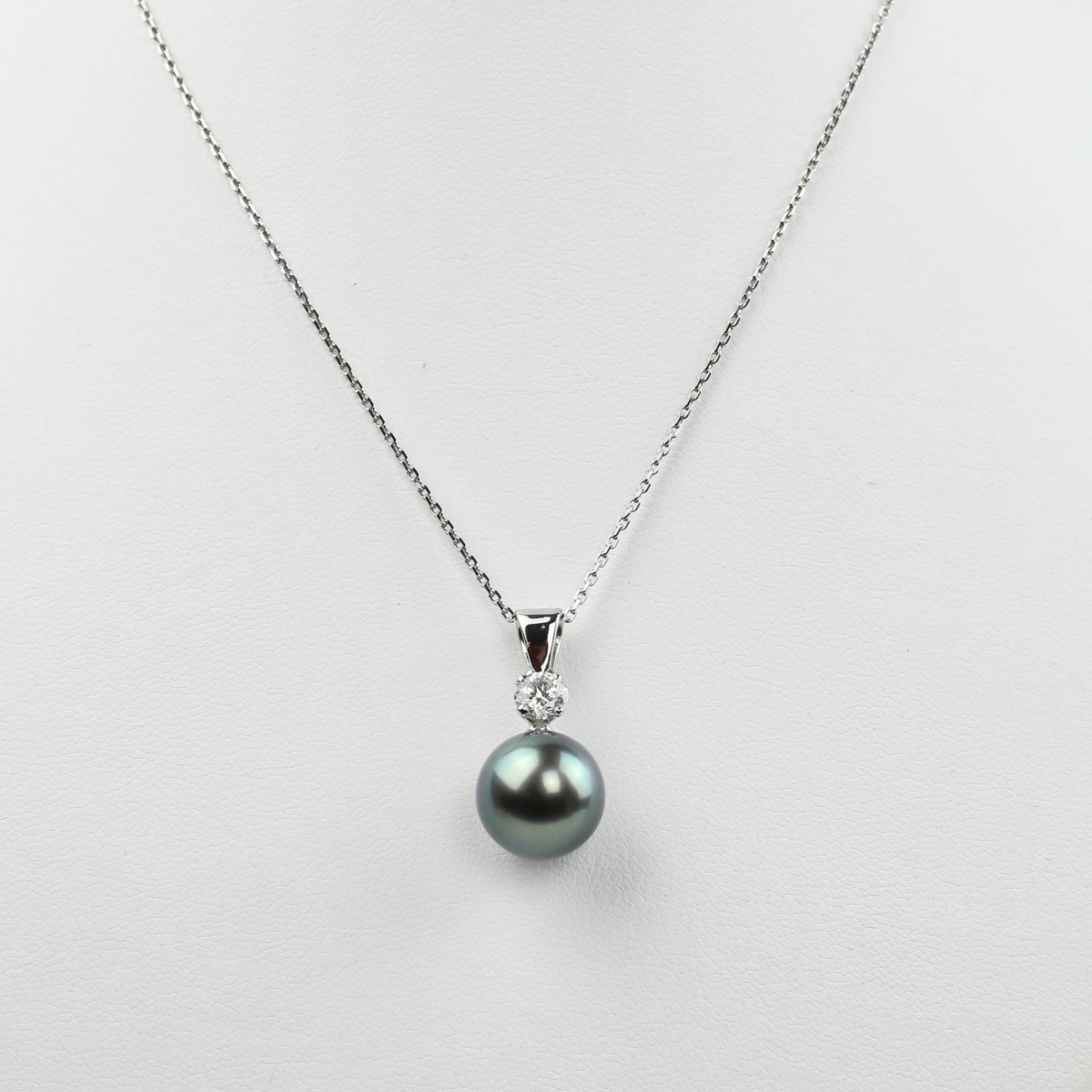 Pendant in 18k white gold with Tahitian pearls and diamonds.