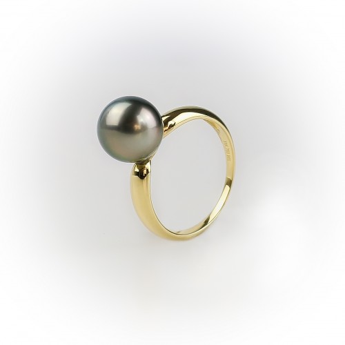 18K gold ring with a...