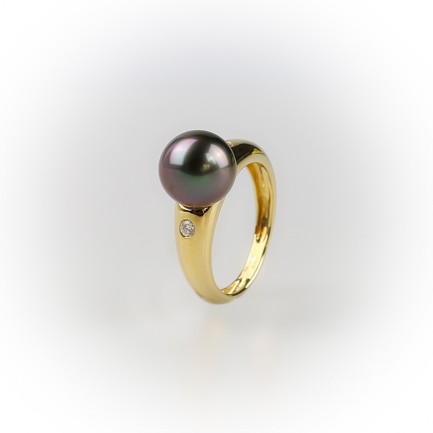 18K yellow gold ring with two diamonds 