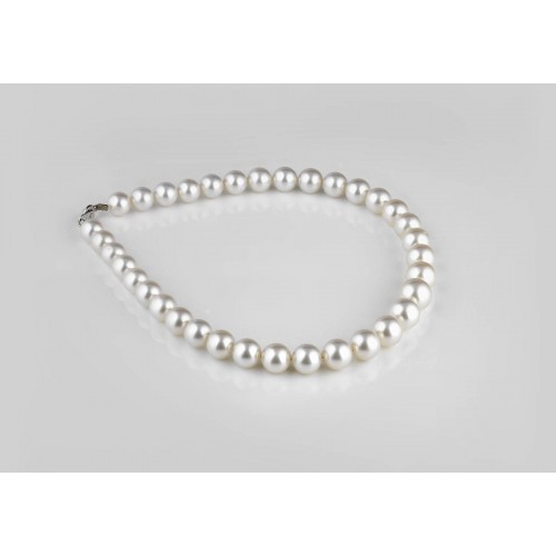 Necklace of 35 white pearls...